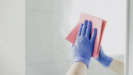 Cum să scapi de urmele de pe oglinzi. Trucul care te ține departe de ștersul sticlei luni întregi