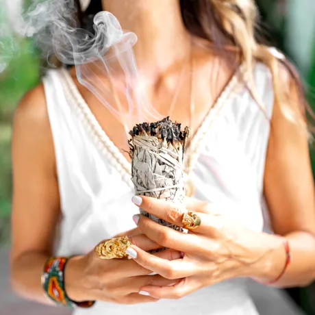 Planta aromatică care purifică locuința și alungă toate energiile negative. Cum să o folosești?