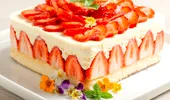 Desertul ideal al verii. Cum prepari o prăjitură pufoasă cu căpșuni din câteva ingrediente