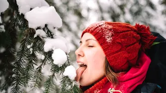 De ce nu e bine să mănânci zăpadă? Avertismentul medicilor