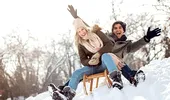 5 modalităţi de a te distra în zăpadă. Câte calorii arzi dacă te dai o oră cu sania