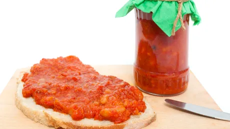 Cum pregătești o zacuscă delicioasă fără să se lipească de vas?