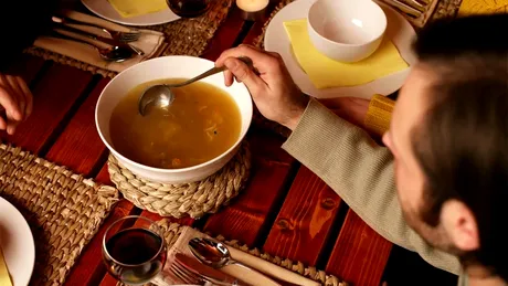 De ce nu este bine să mănânci ciorbă seara. Efectele sunt nebănuite