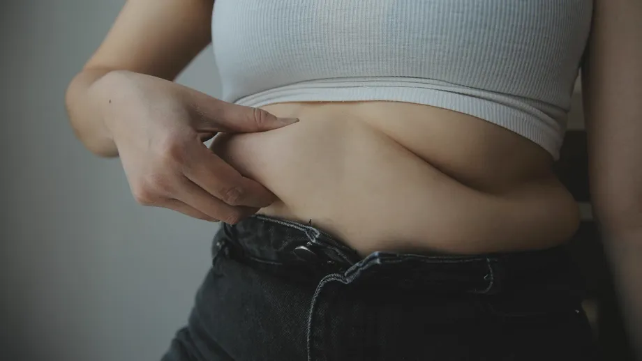 Cele 4 alimente pe care trebuie să le eviți, pentru a scăpa definitiv de burtică