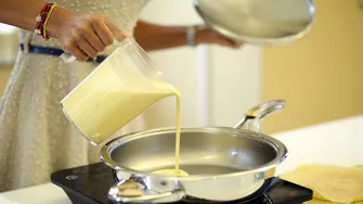 Cum să nu se mai lipească clătitele de tigaie! Ingredientul secret pe care să-l pui mereu în aluat