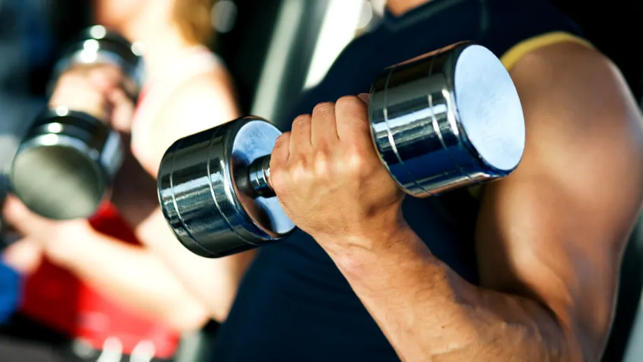 Obiceiuri care îți pot slăbi mușchii și pot crește riscul de durere sau accidentări