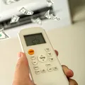 Cum să ții aerul condiționat pornit toată ziua, dar fără să plătești o avere la curent