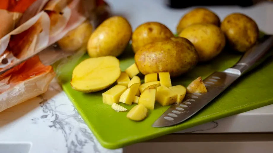 Cum să faci cartofi perfect copți. Ingredientul neașteptat cu care să înlocuiești uleiul și care îi face crocanți la exterior și moi la interior