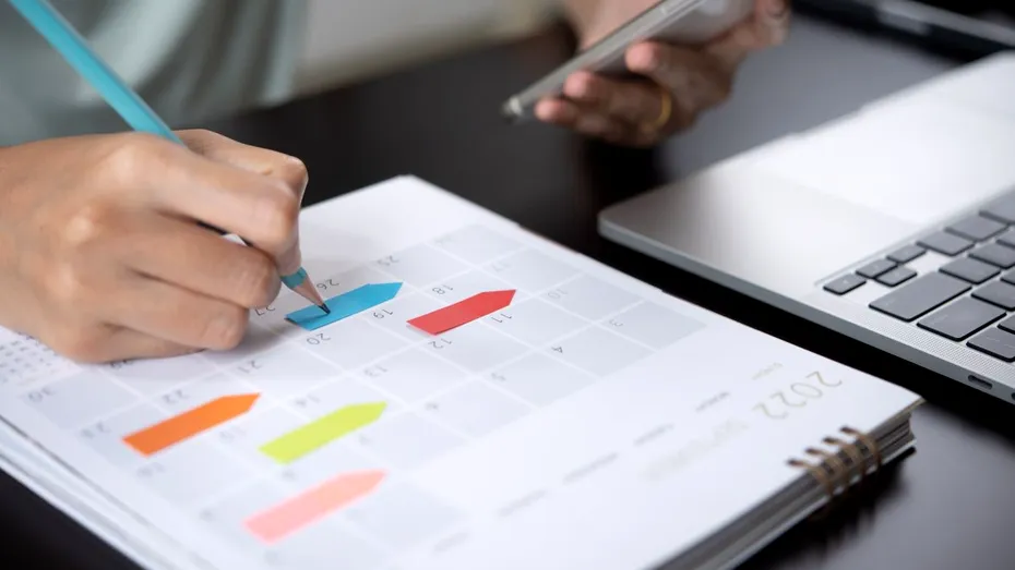 Angajații de la stat vor lucra mai mult în 2026! Zilele libere legale care ar putea fi eliminate de anul viitor