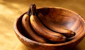 De ce se înnegresc bananele mai repede în fructieră? Greșeala de depozitare pe care o poți evita