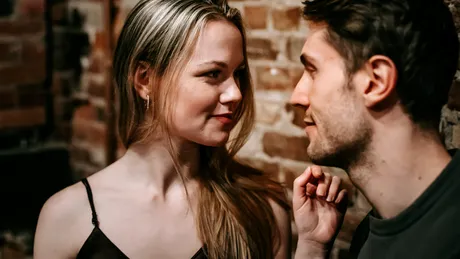 Vrei să știi dacă te place? Iată 10 semne sigure că te iubește în secret!