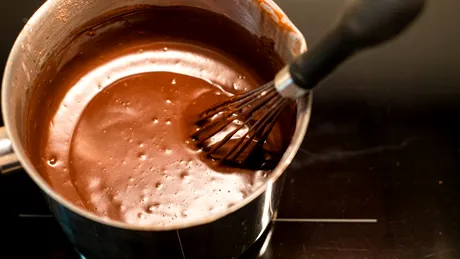 Cea mai simplă rețetă de ciocolată caldă de casă. Trucul să iasă groasă și cremoasă