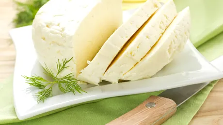 Românii nu știu ce consumă! Care sunt diferențele dintre o brânză naturală și una cu chimicale