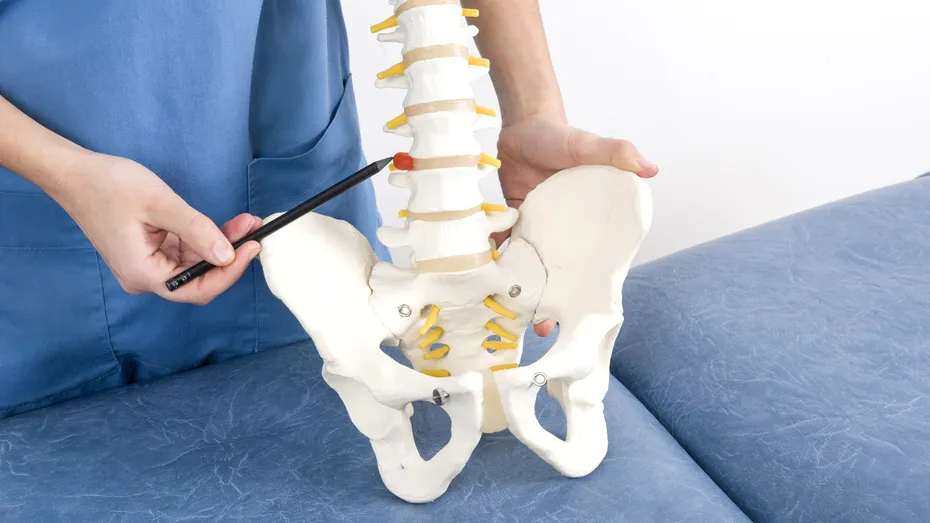 Poate fi moștenită hernia de disc de la părinți? Factorii de risc implicați în apariția acestei afecțiuni a coloanei vertebrale