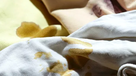Trucul simplu care scoate petele de cola de pe haine fără să strici țesătura
