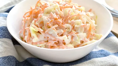 Cum faci acasă salată coleslaw! Rețeta de salată de varză cu dressing cremos, care taie instant pofta de dulce