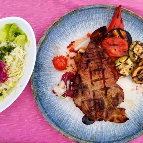 Cât a ajuns să coste o ceafă de porc, într-un restaurant de la mare. APC a reacționat imediat