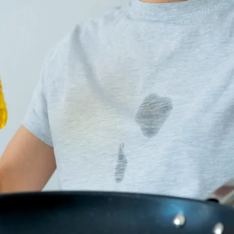 Pete de ulei pe haine? Cum le cureți eficient fără să deteriorezi materialul