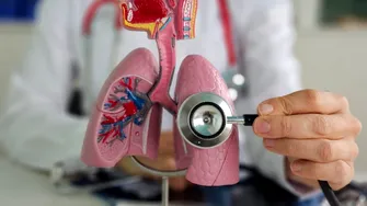 Tusea care nu dispare și lipsa de aer pot ascunde o boală pulmonară gravă. Semnele pe care nu ar trebui să le ignori