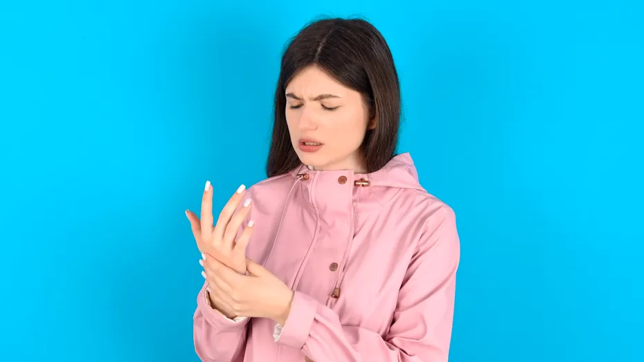 Te dor oasele când se schimbă vremea? 5 remedii rapide pentru a scăpa de dureri articulare