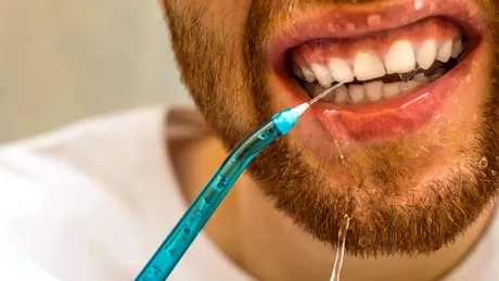 Dușul bucal reduce cu 70% sângerările gingivale față de periajul clasic. Cum îl folosim corect?