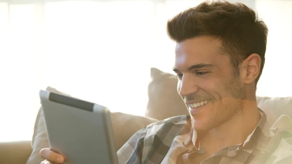 Cuplurile cu adevărat fericite nu postează des fotografii pe Facebook