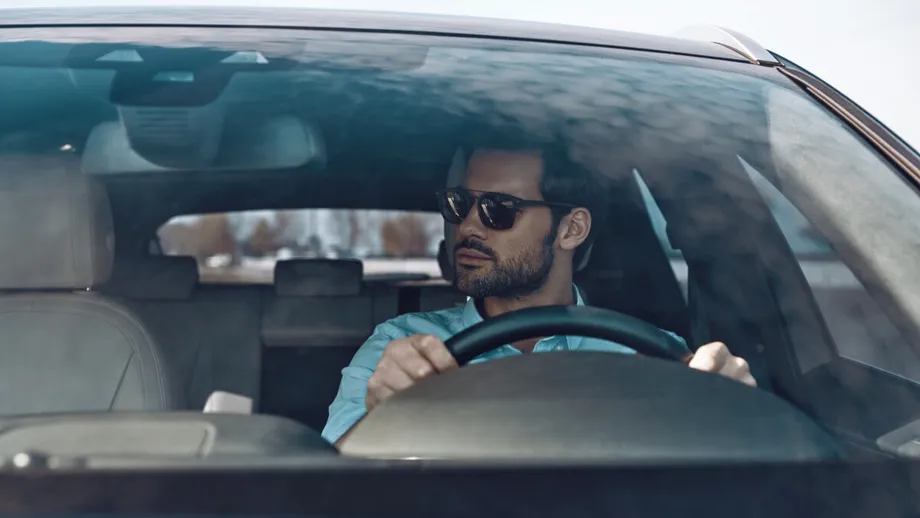 Anumiți ochelari de soare devin periculoși și chiar ilegali la volan. Șoferii riscă amenzi mari / VIDEO