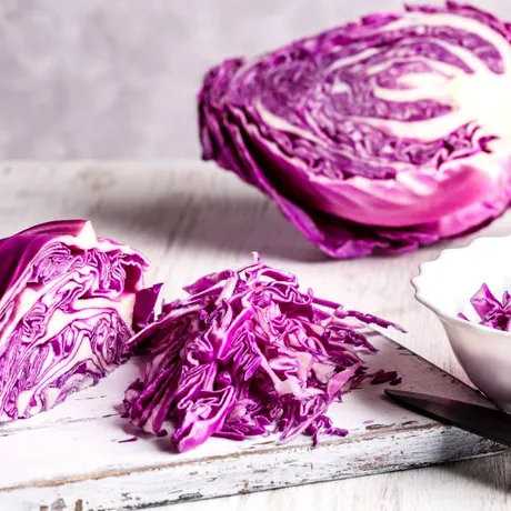 Varza albă sau varza roșie? Care e diferența dintre ele din punct de vedere nutrițional și care e mai sănătoasă
