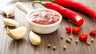 Sosul picant pe care nutriționiștii îl preferă în locul ketchupului. Are foarte puține calorii, dar ascunde un dezavantaj