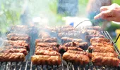 Trucul pentru ca micii la grătar să fie făcuți bine. De câte ori trebuie să-i întorci