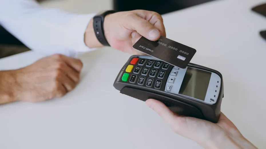 Metoda prin care trei tineri din București au furat 95.000 de lei din contul bancar al unui amic, în timp ce erau la mare