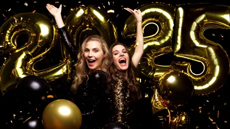 Ce culoare să porți în noaptea de Revelion ca să ai noroc în 2026. Nuanțele pe care trebuie să le eviți