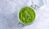 Ce să pui în sosul pesto din supermarket să devină mai cremos. Toate gospodinele au acest ingredient în frigider