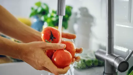 Pesticidele, la fel de periculoase ca fumatul. Cum speli corect fructele și legumele să reduci riscul