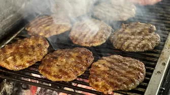 Mai gustoase decât burgerii! Cum faci acasă celebrele chiftele sârbești Pljeskavica