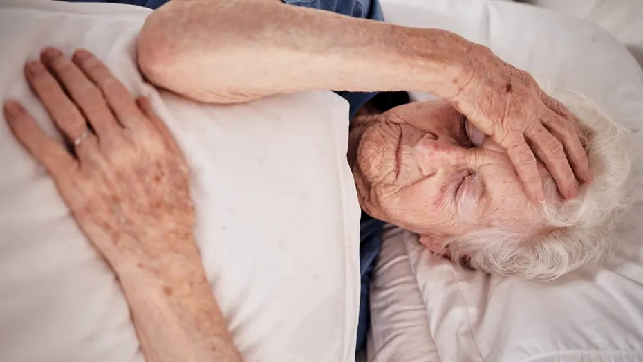 Ce să pui sub pernă dacă ai probleme cu somnul. Practica veche cu un ingredient folosit la sarmale care te ajută să adormi rapid