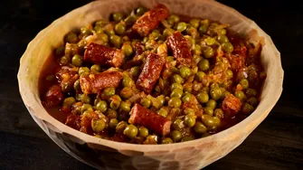 Mâncare de mazăre cu Cârnați Grătărescu de la Cris-Tim, o rețetă reconfortantă, aromată și ușor de preparat