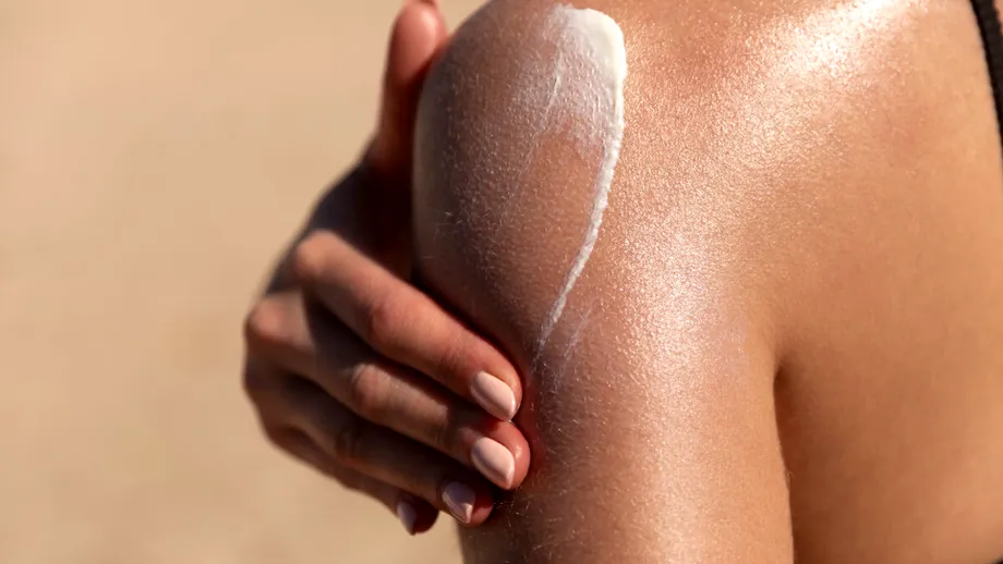 Adevărul din spatele bronzului “de bază”. De ce multe femei merg la solar înainte să facă plajă