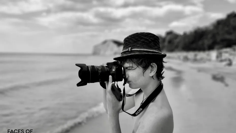 Câte fețe are autismul? Expoziție foto a unui fotograf de 15 ani diagnosticat cu tulburări din spectru autist