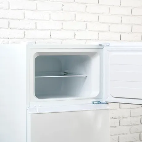 Trucul simplu și eficient ca să scapi rapid de gheața din congelator. Ce să folosești mereu