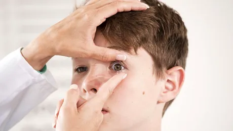 STUDIU: Copiii cu probleme de vedere sunt predispuși la anxietate și depresie. De la ce vârstă pot purta copiii lentile de contact