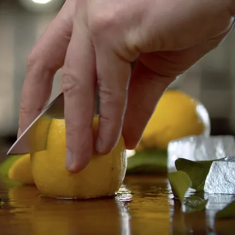 De ce să pui suc de lămâie pe clanțele ușilor și ferestrelor. Trucul de care mulți nu au auzit