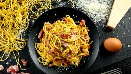 Spaghete carbonara ca-n Italia: rețeta tradițională, cu doar 5 ingrediente