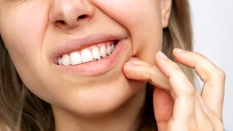 Durerile de dinți în sezonul rece: reguli de bun simț care te scapă de sensibilitatea dentară