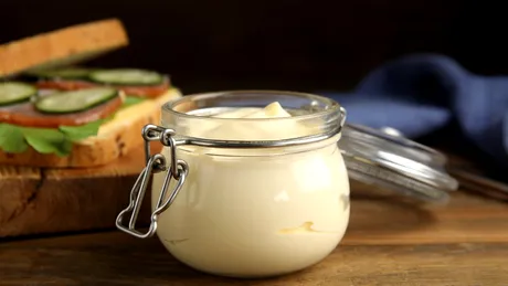 Maioneză de post din avocado, fără ouă! Se prepară rapid și e extrem de gustoasă