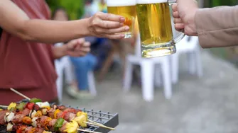 1 Mai la grătar: ce se întâmplă în corp după combinația clasică de mici, bere și puțin somn