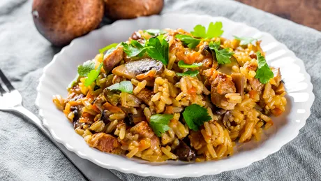 Rețeta celui mai gustos pilaf de orez cu ciuperci. Ține de foame și e pe gustul tuturor!