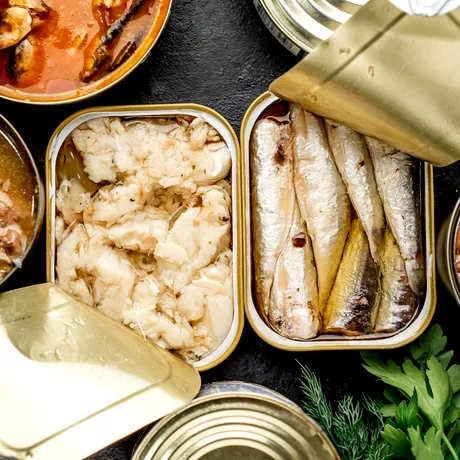 Peștele la conservă pe care nutriționiștii îl pun pe primul loc. E plin de omega-3 și calciu