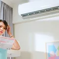 Ce trebuie să faci înainte să pornești aerul condiționat. Greșeala care îți poate dubla factura la curent