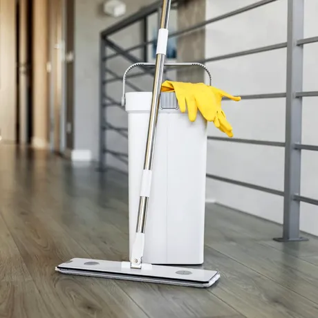 Adaugă acest condiment în apa cu care cureți podelele. Trucul de curățenie care face casa să miroasă „ca nouă” până la o săptămână